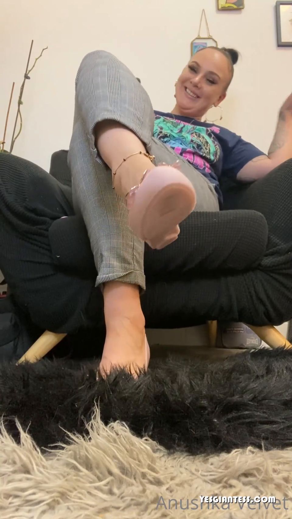 Anushka Terciopelo - Fantasía de la Gigante con Sudaderas Bombas Planas Rosa (Porno Fetiche)