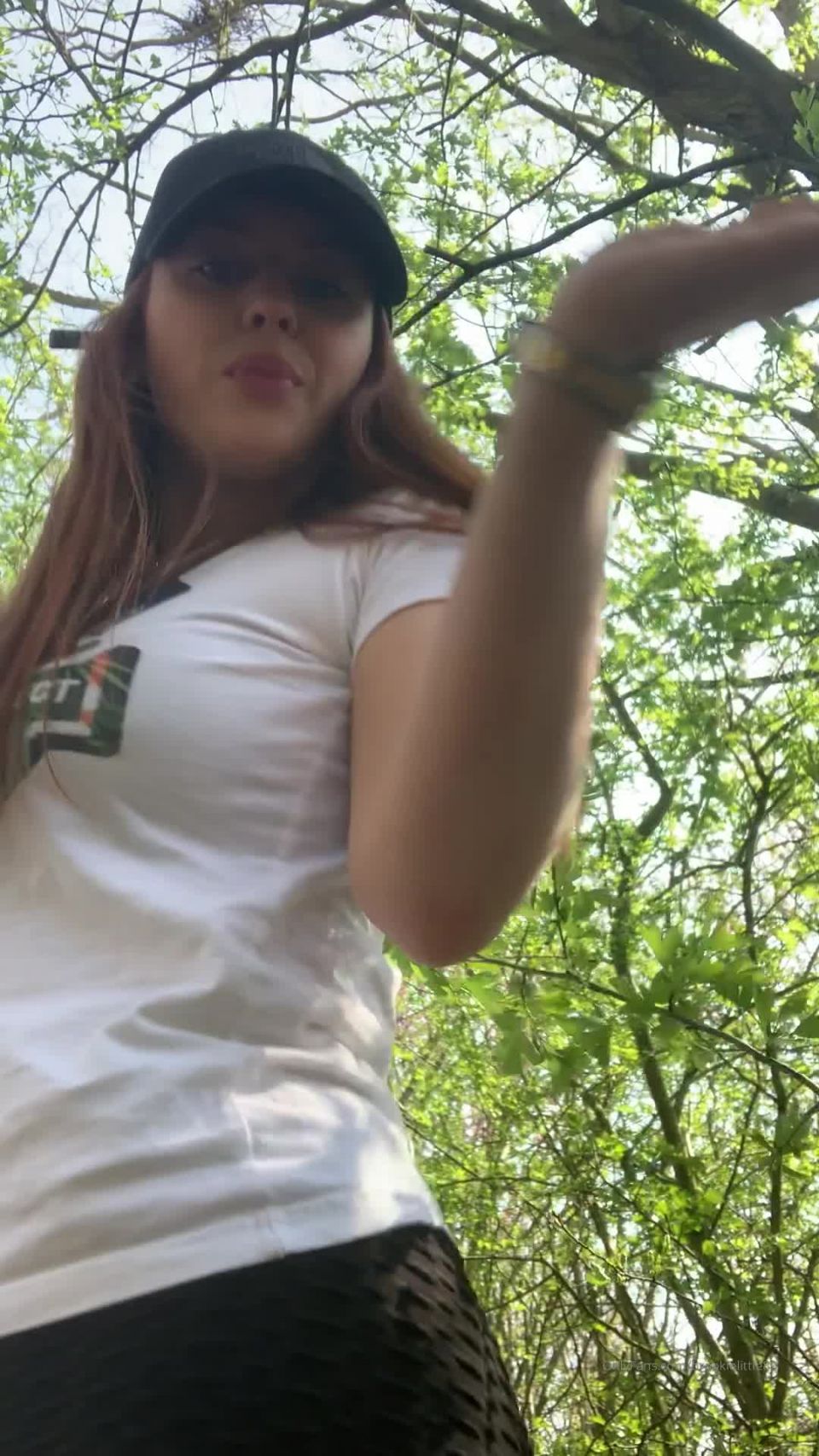 Brookie Little - brookielittle33 () Brookielittle - run in the bushes and pull my leggings down 27-03-2020