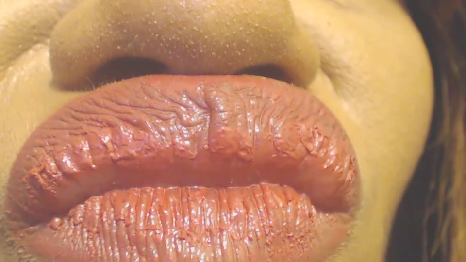 video gratis 35 Fetish Clips Y Más Allá - Oily Lip Sniff - HD 720p en femdom porno fetiche de azotes