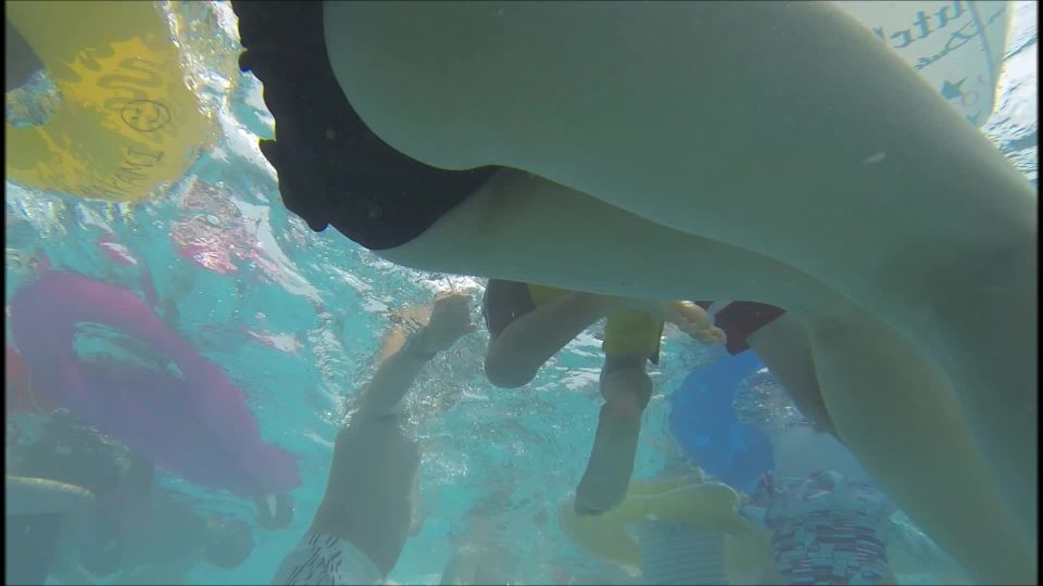 Tubo de porno Tubo de Voyeur En línea Bajo el agua en la piscina - voyeur