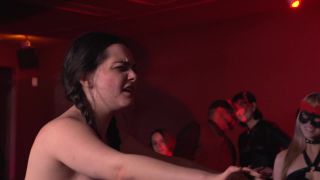 Golpeando en vivo en el escenario - *