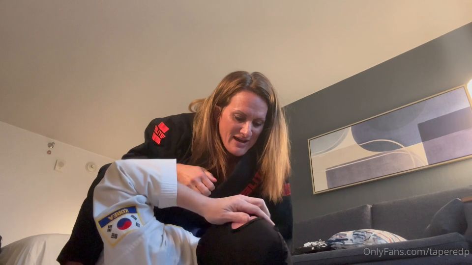 Sólo los fans se cizañan con una fisica pateando su culo en mi Gi y diciéndole lo que mal hace (Pornstar)