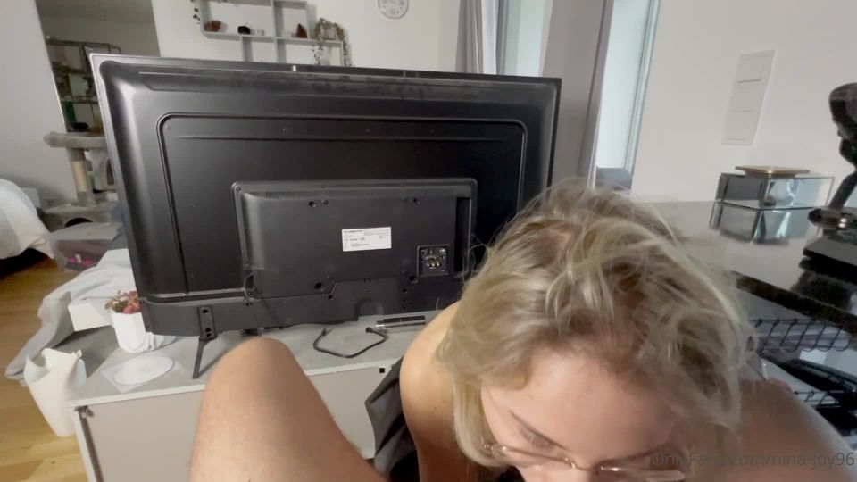 Nina Joy Buenos días le di una mamada en medio de su trabajo Garganta profunda (Porno de Amateur)