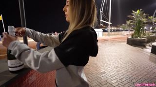 LeniFetischLENIS GOES PUBLIC - ARSCHRAKETE VOR DER PARTYMEUTE!