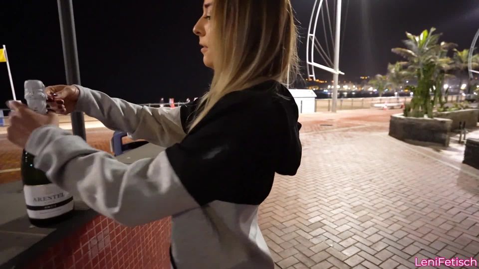 LeniFetischLENIS GOES PUBLIC - ARSCHRAKETE VOR DER PARTYMEUTE!