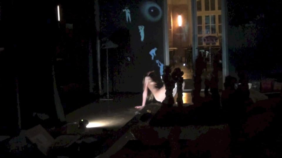 Nonude, la Nuit, le Telegraphe, on voyeur