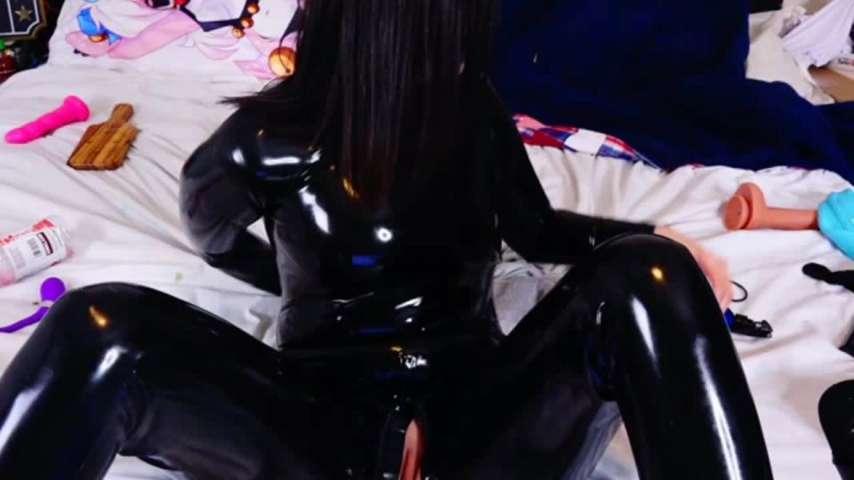 Dawn Willow Dawnwillow - puesta en un traje de látex cuerpo completo mostrando 02-01-2019