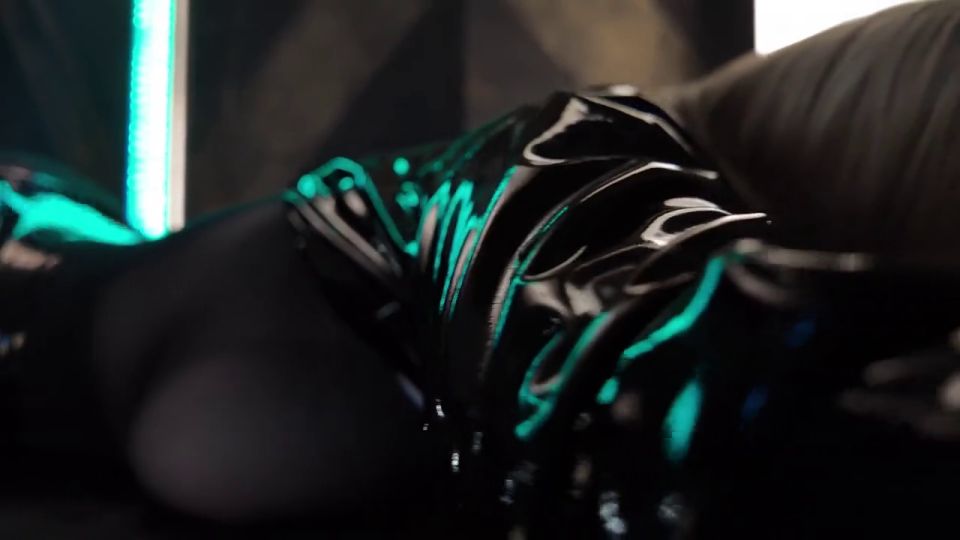 Freya Mousy - Naomi después de dos horas de sexo automático.