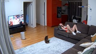 Reallifecam - Leora consigue caliente en el sofá y tienen coño de dedos de la vagina de la rub anal 11.02.2025 972P - Amateur