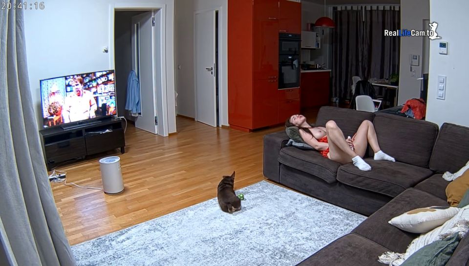 Reallifecam - Leora consigue caliente en el sofá y tienen coño de dedos de la vagina de la rub anal 11.02.2025 972P - Amateur