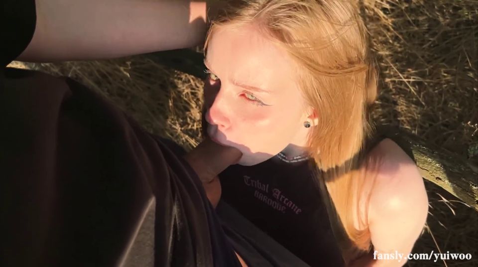 7135 Caliente colegiala se perdió en el bosque y está listo para...