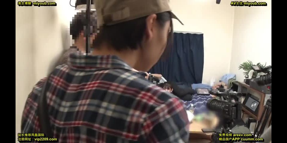 Monami Suzu - Este asistente de cara fresca Director fue un super lindo y timido (Porno de Amateur)