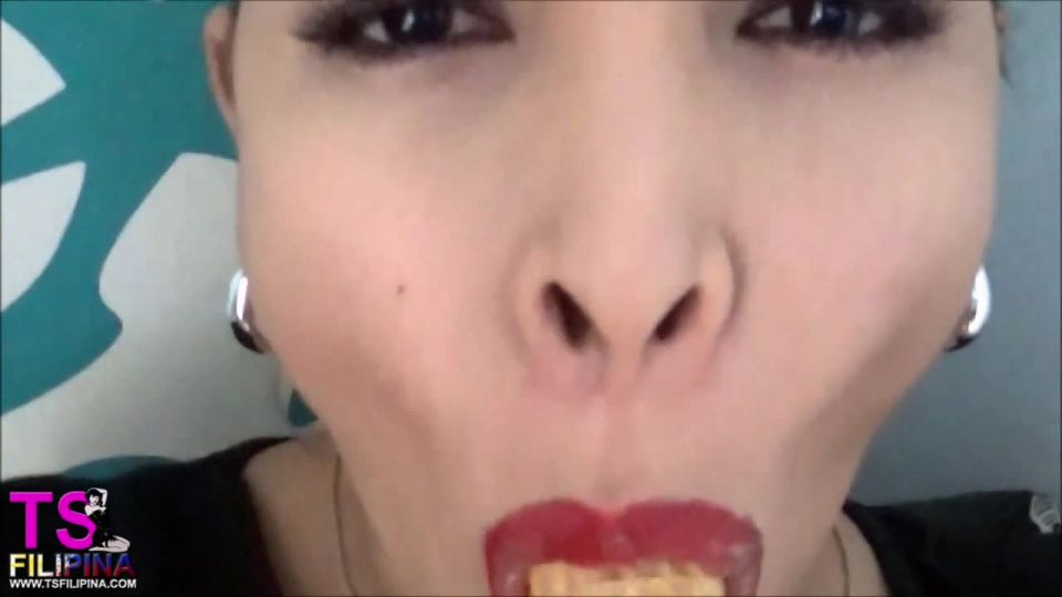 TSFilipina presenta TS Filipina en Lick Ice Cream - (Porno de Transexual)