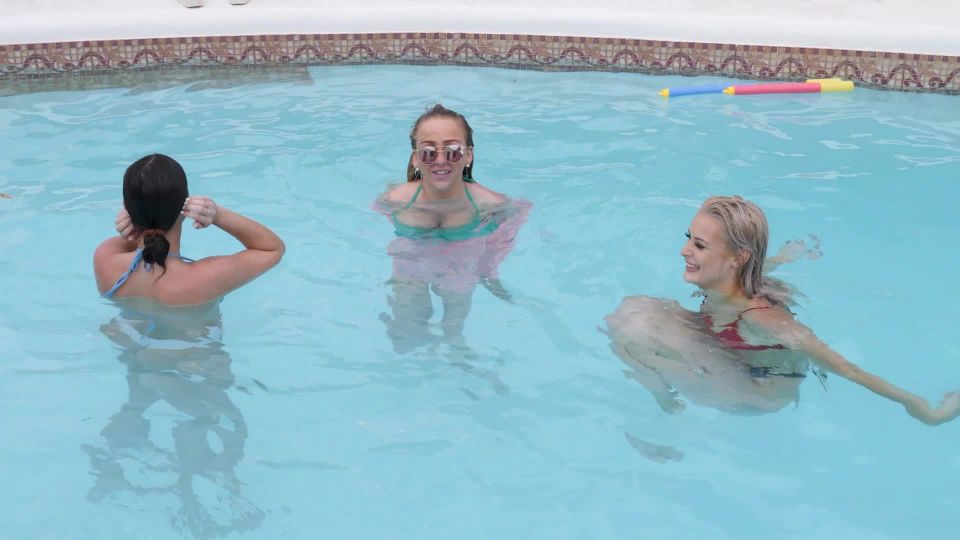 ¡Empuja y tira del nudismo!