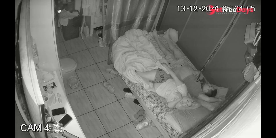 Este tipo tiene suerte de tener una novia tan sexy viendo lo lindos que están durmiendo.