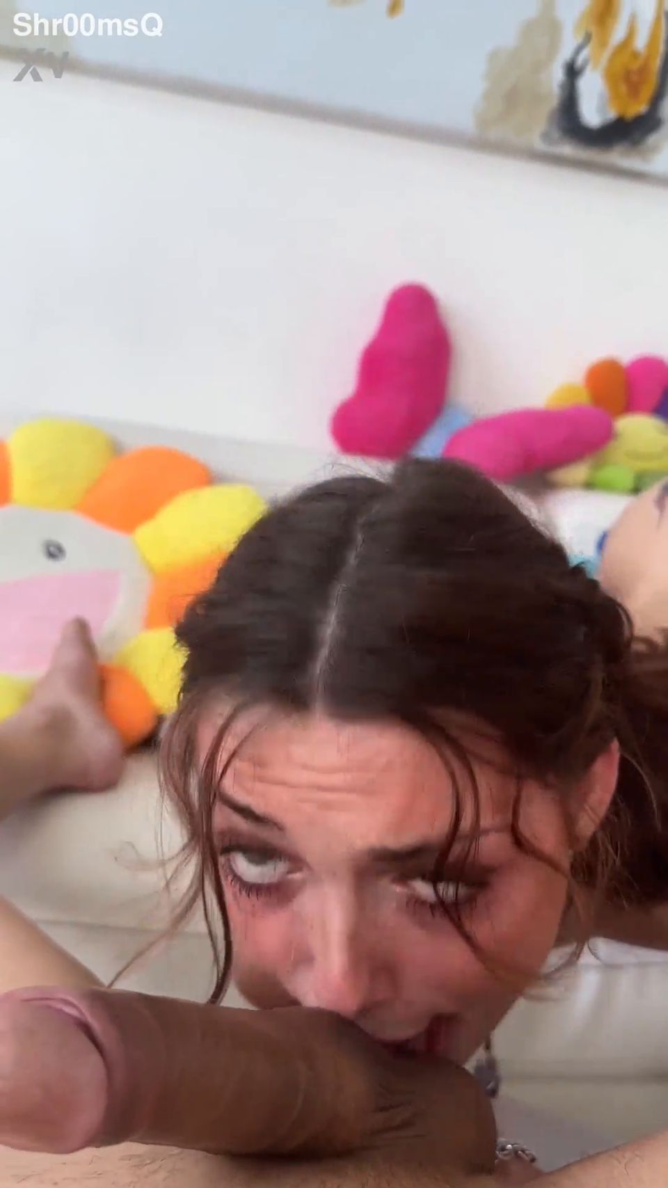 Shrooms Q Alt chica te muestra cómo jugar contigo mismo (porno duro)