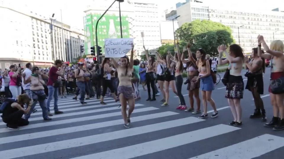 Chicas_protesta_para_la_de_derecho_para_ser_topless
