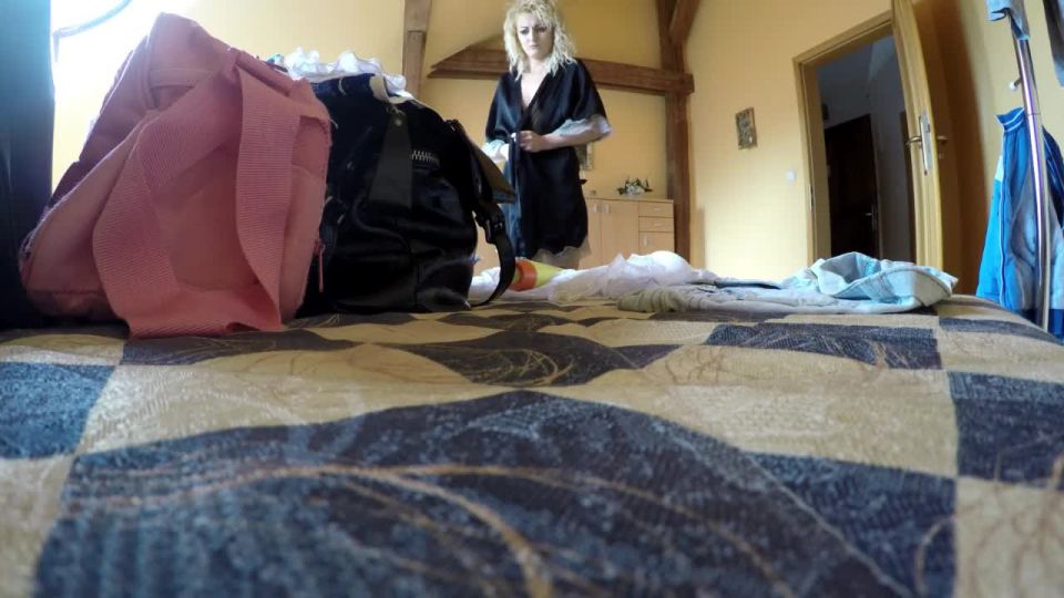 Nice rubia chica desnuda en el dormitorio. cámara oculta