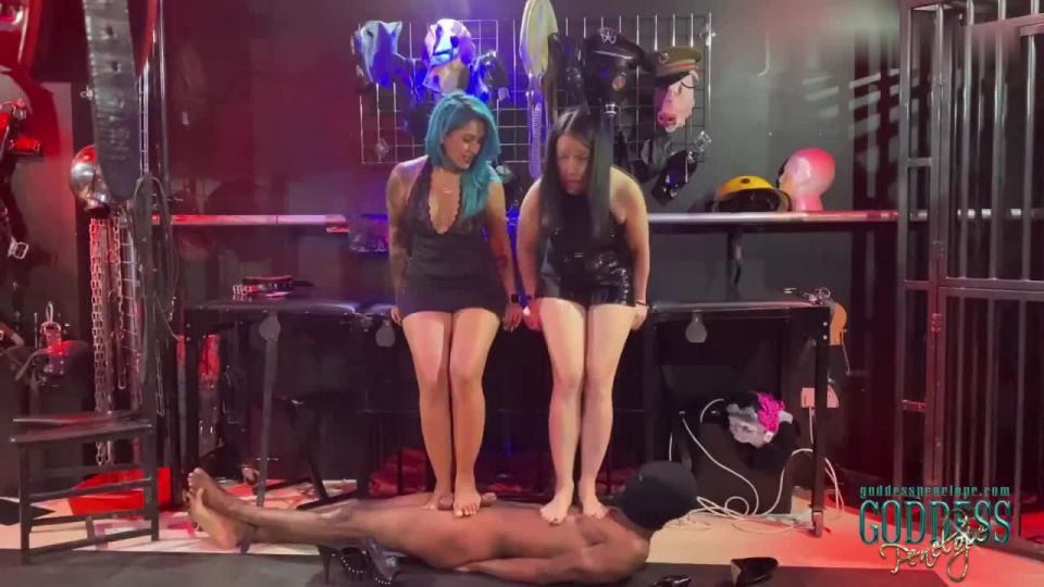 Diosa Penélope - Dos DOMMES Un sub Rug Video Sexo abajo...