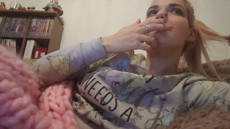 adulto clip 34 ropa fetiche de látex Bad Dolly – Fumar una Tv de mirar juntas, joi en fetiche porno