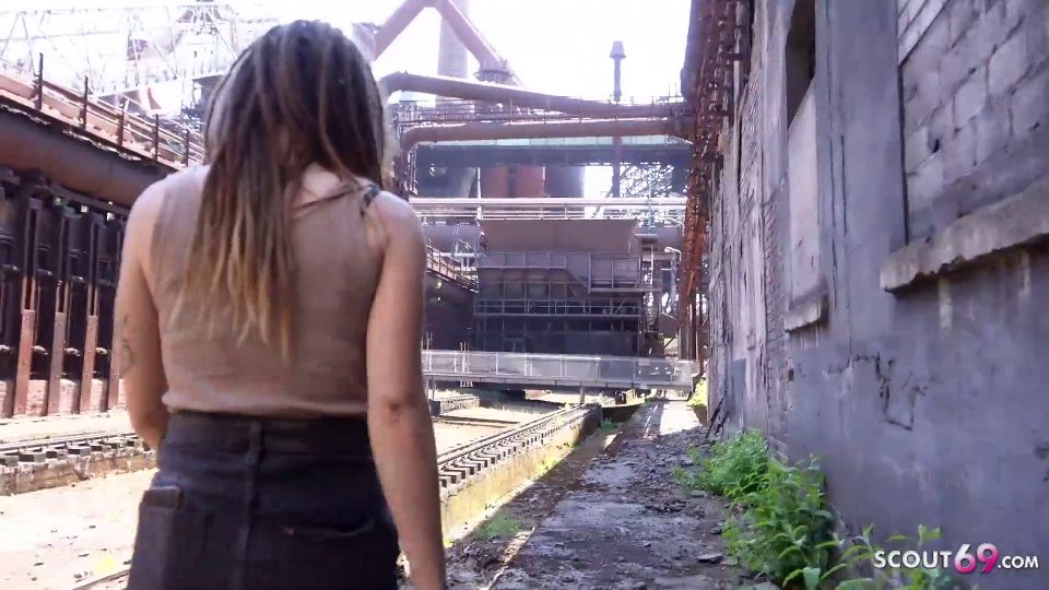 ALEMANIA_SC0UT - Slim Dreadlocks chica Nicky seducen al sexo público en la recogida de casting - afeitado