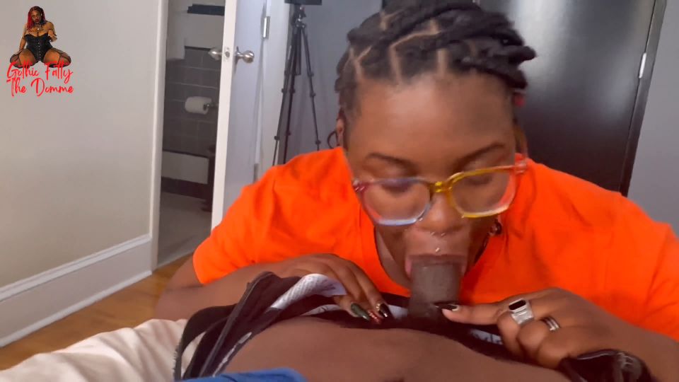 Ebony BBW entrega pizza y recibe una propina.