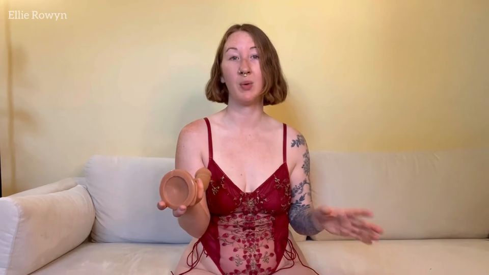 Femdom Porn Ellie Rowyn te enseña cómo usar un dildo