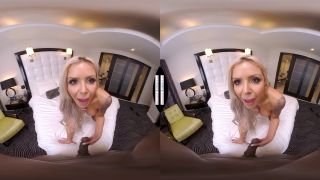 Nina Elle te muestra lo que pasa cuando estás sola con un...