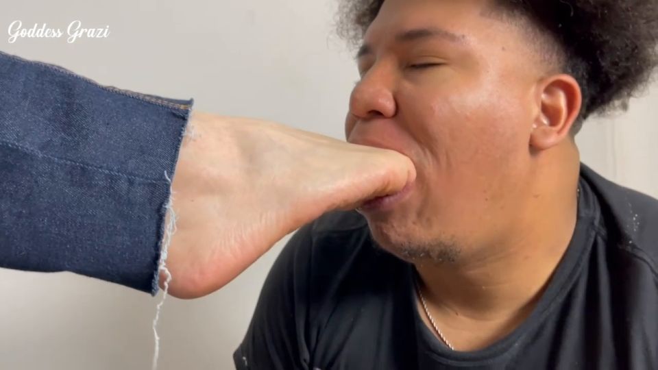 Diosa Grazi - Quitar todo el olor de los pies de mis pies con tu lengua Dominación de los pies Dominación de los pies