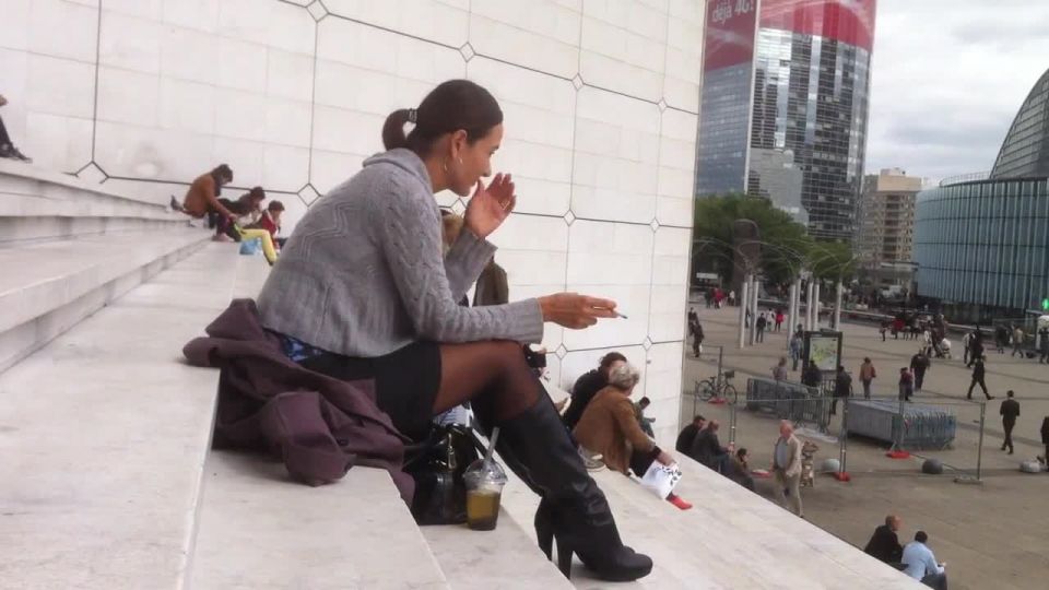 Milf fumando en botas de cuero