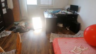 HairyMaid - Une brune danse nue dans la maison.