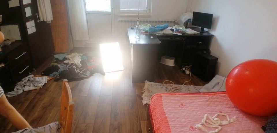 HairyMaid - Une brune danse nue dans la maison.