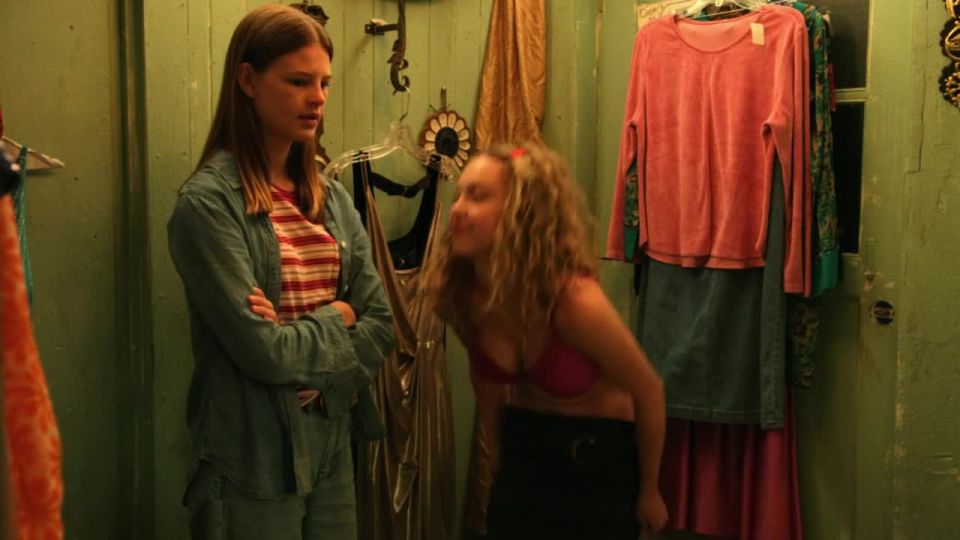 Sydney Sweeney - ¡Todo apesta! s01e02e05e08 (2018) HD 720p - (Celebrity porn)