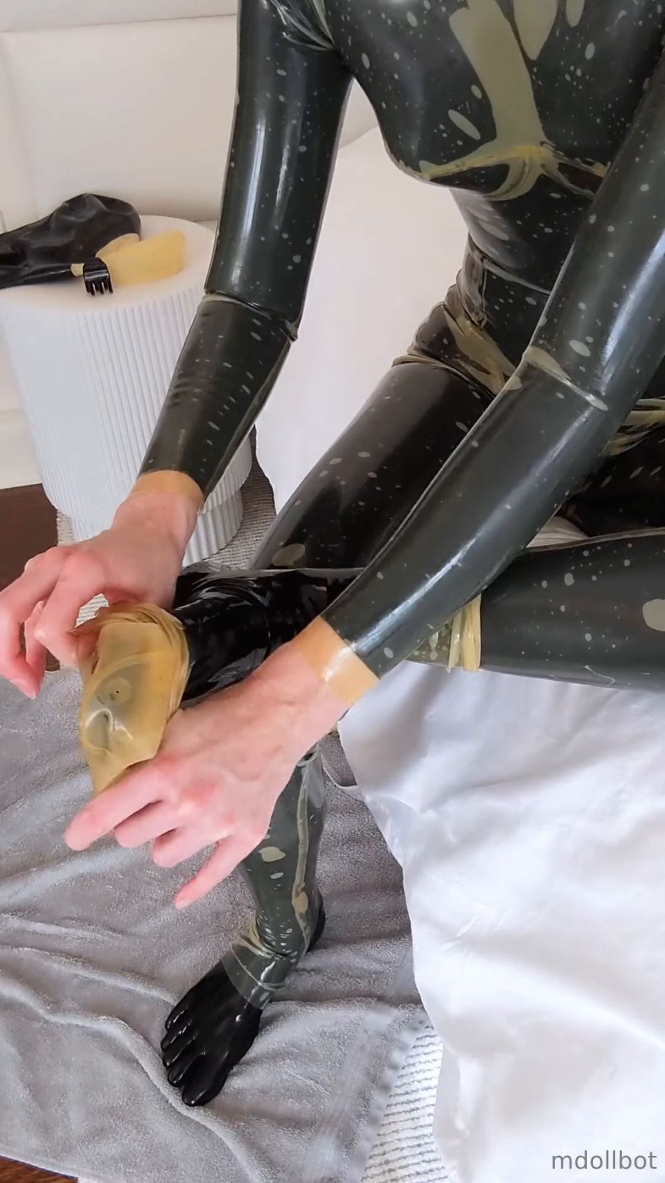 mdollbot 2024-10-15 Vamos a añadir una capucha y algunos calcetines de látex a este vestido l81c5m