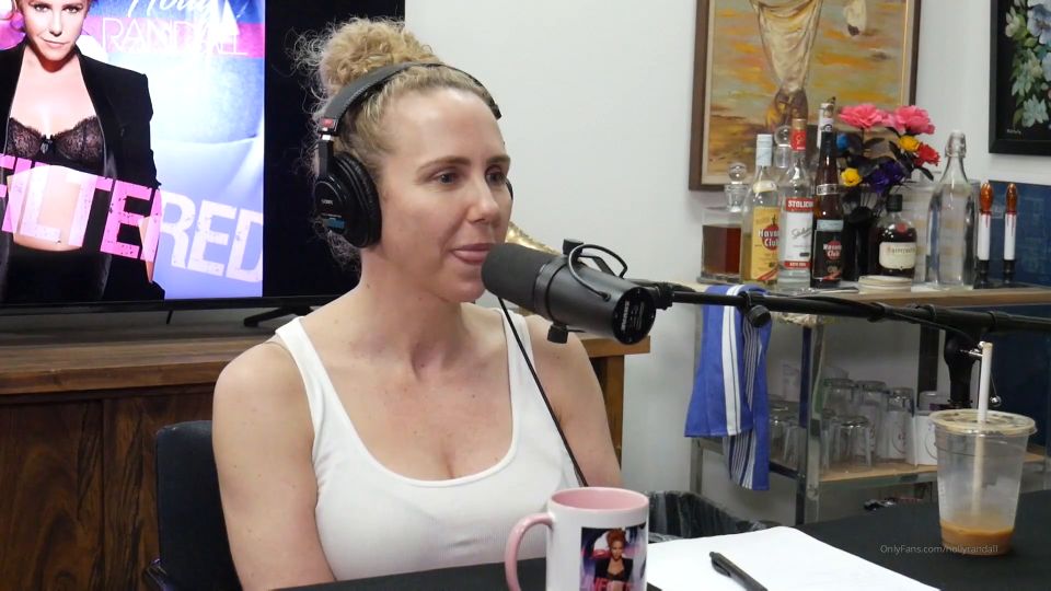 Holly Randall 5e84279e1eef72cbc172a source