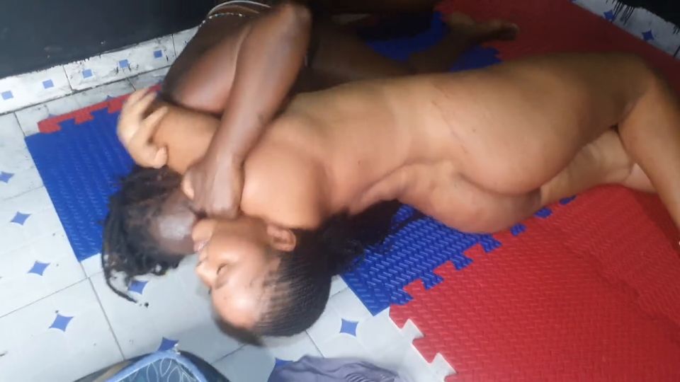 Chicas negras realmente competitiva pelea de gatas desnuda