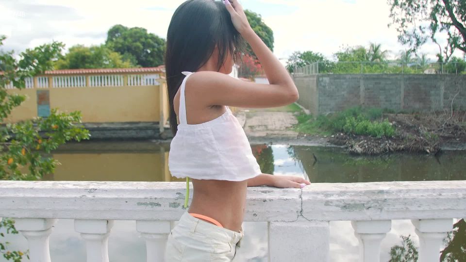 Karin Torres en piscina fresca, adolescentes en adolescente