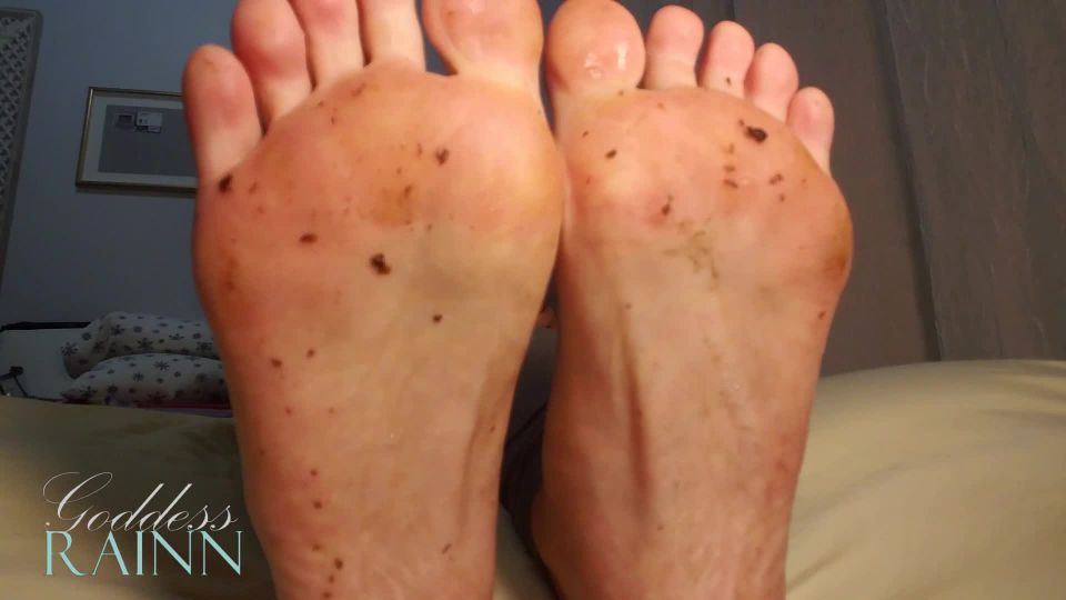 video 4 Pies sucios y escupir adoración – Diosa Rainn  pies joi  pies porno femdom gratis