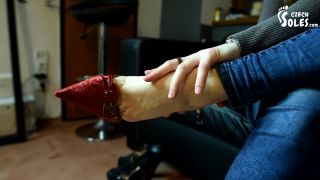 Porno en línea Chequia Soles - Probando tacones altos en sus pies sexy femdom