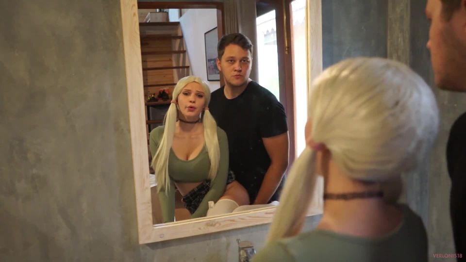 Verlonis Alina chupado en un atrezo y fue follado duro por una joven rubia en un uniforme escolar y gemidos fuerte - 1080p