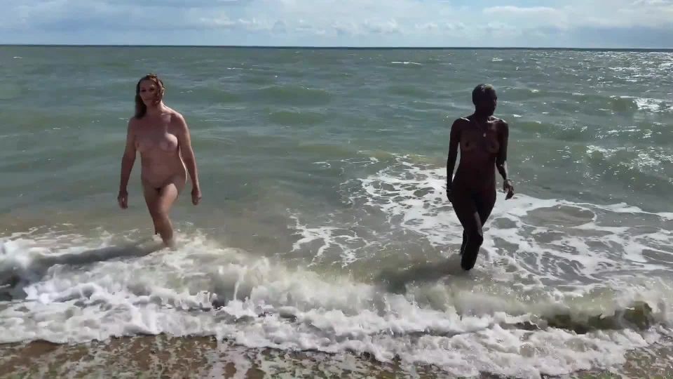 Angie_and_Hannah_emerge_desde_el_mar