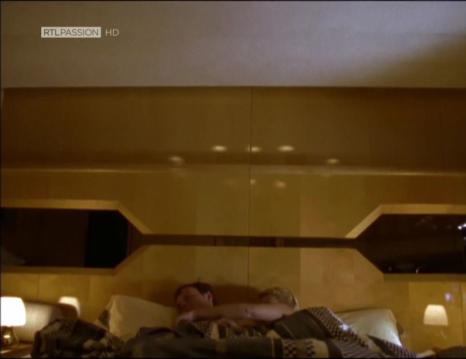 Sandra Keller - S.O.S. Barracuda s01e05 (2001) HD 1080p - [Porno de Celebridad]