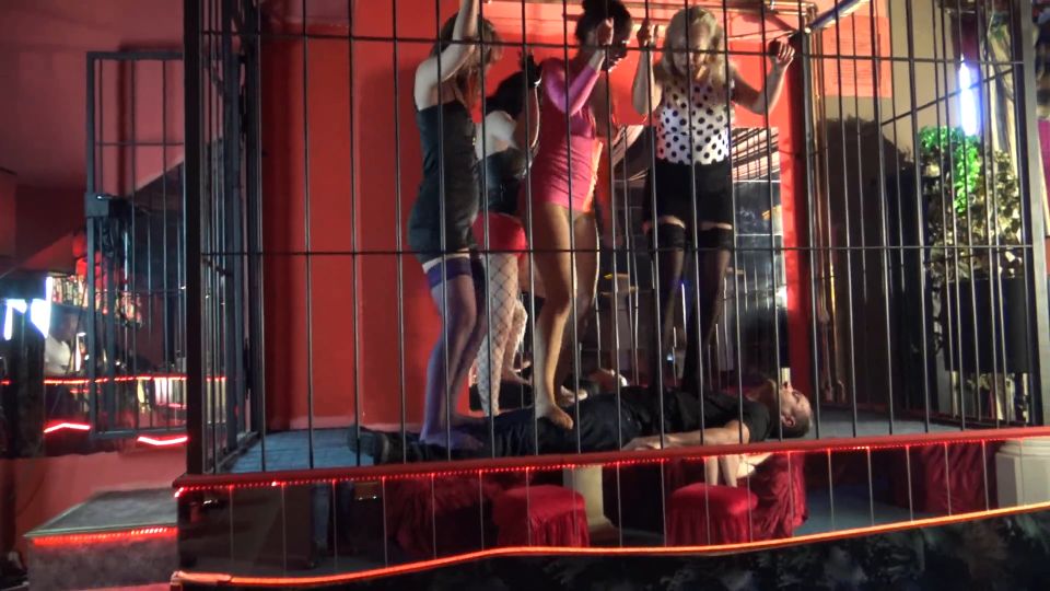 [GetFreeDays.com] Joven Pr!nce$$es pisoteando la femdom lesbiana