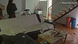 Reallifecam - Lesbiana sexy caliente fiesta bailando y bebiendo en la sala de estar 10.02.2025 600P - Amateur