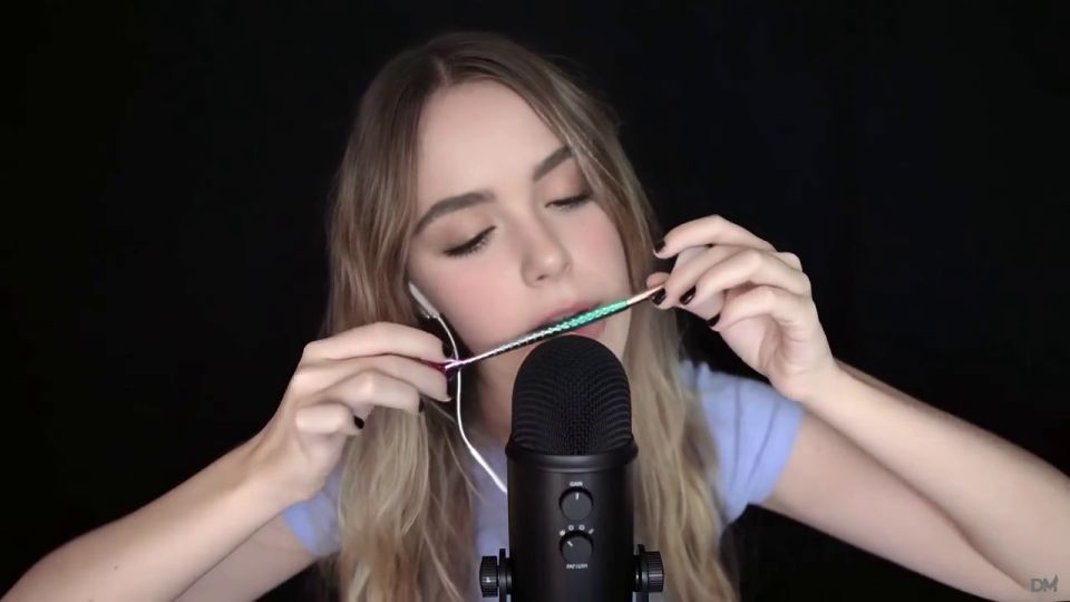 ¡Sensación ASMR! Kiernan Shipka's H. para los últimos ringles