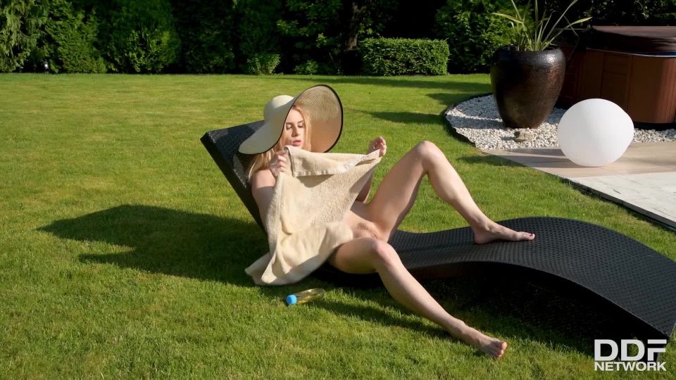 Hot legs and feet with alecia fox in blonde's xxx solo summer