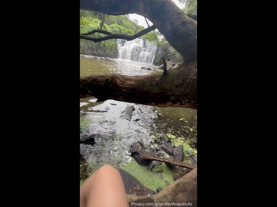 Ana Schultz tiene sexo en los bosques solofans (Porno de Amateur)
