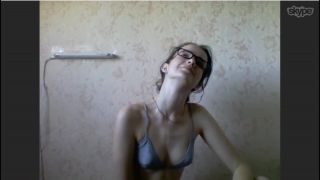 Las parejas calientes encienden en momentos de calor nocturno íntimos