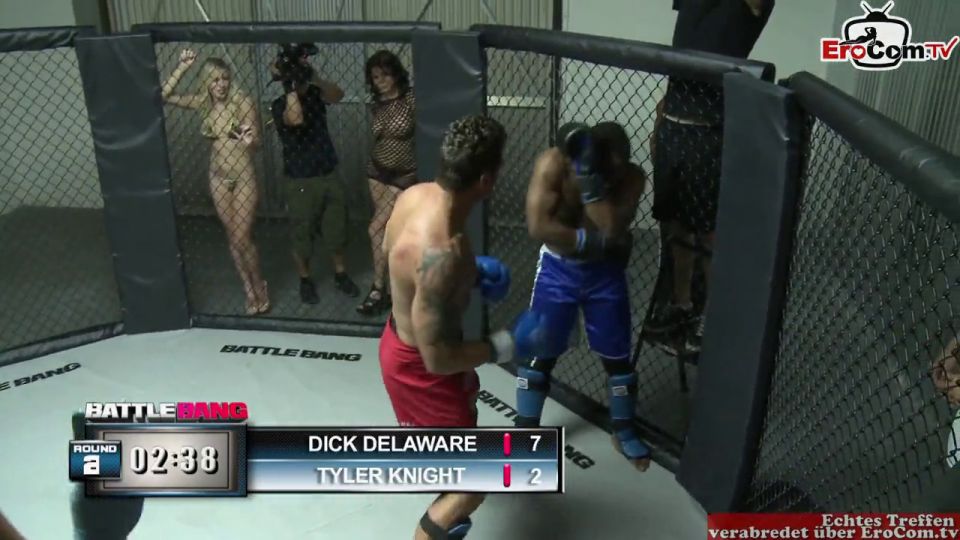 Pequeñita rubia adolescente con tetas pequeñas folla en un anillo de boxeo rica....