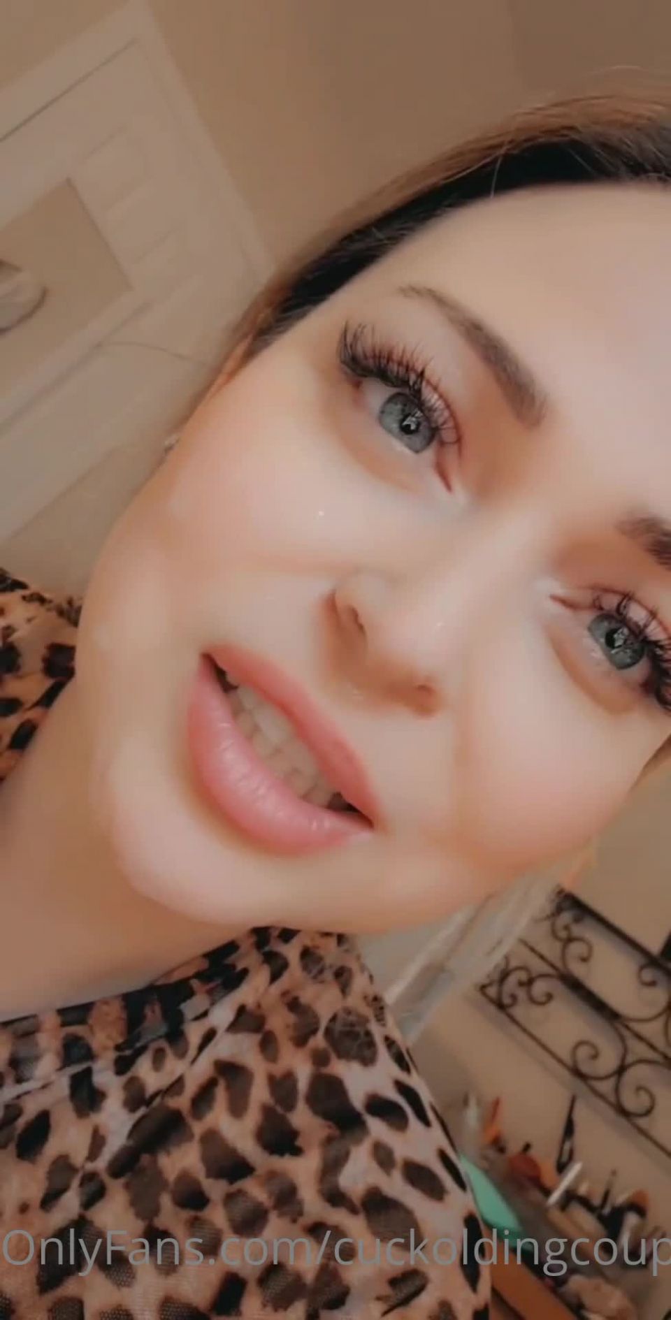 Llegando a casa con un facial te dejaré correrte en mi cara también.